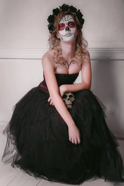 Hermosa mujer con encargo diseñado caramelo cráneo mexicano día de los muertos —  Fotos de Stock