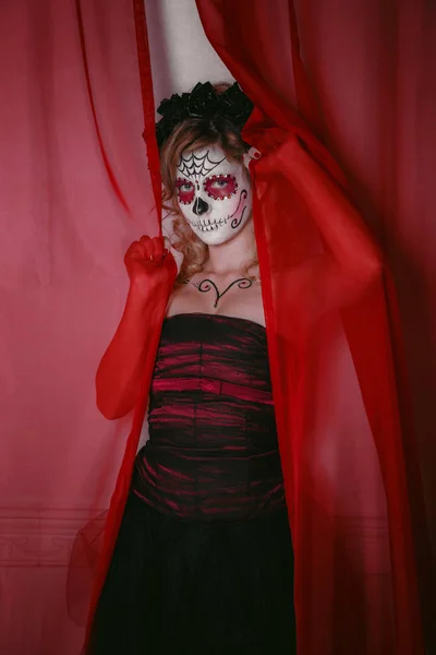 Bella donna con teschio di caramelle personalizzato progettato giorno messicano dei morti — Foto Stock