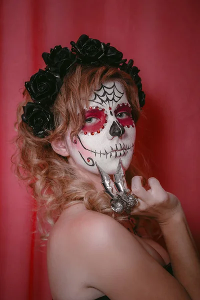 Schöne Frau mit benutzerdefinierten Süßigkeiten Schädel mexikanischen Tag der Toten — Stockfoto