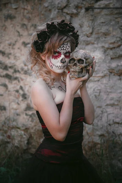 Nahaufnahme Porträt von Calavera catrina. junge Frau — Stockfoto