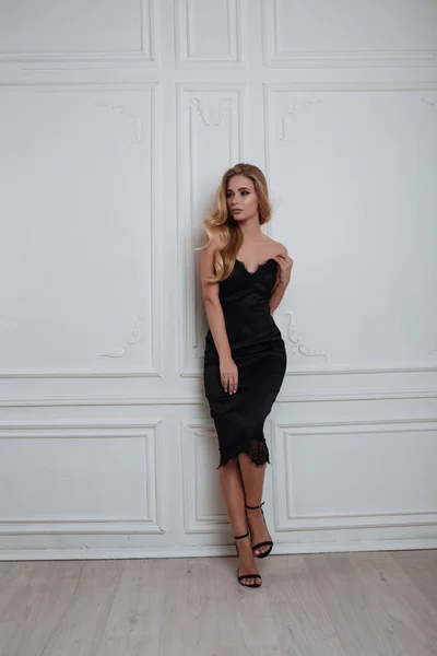 Femme blonde mignonne en robe noire magnifique — Photo