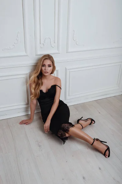 Femme blonde mignonne en robe noire magnifique — Photo