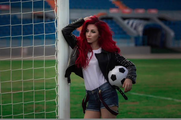 Mujer fitness sexy o animadora con una pelota de fútbol —  Fotos de Stock