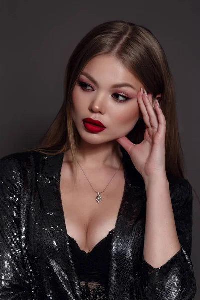 Retrato de estudio de una joven mujer de negocios con cabello rubio en traje negro —  Fotos de Stock