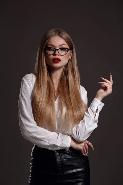 Studioporträt einer jungen Geschäftsfrau mit blonden Haaren im schwarzen Anzug — Stockfoto