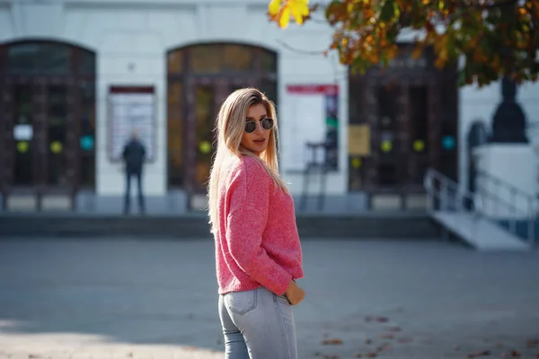 Beautiful young girl on a walk in the autumn city — 스톡 사진