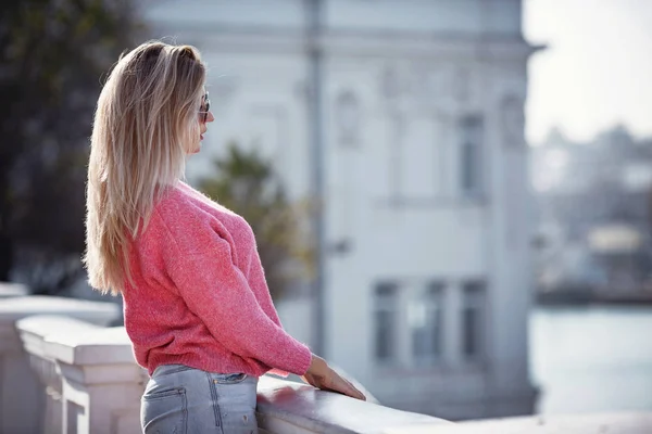 Hermosa joven en un paseo por la ciudad de otoño —  Fotos de Stock