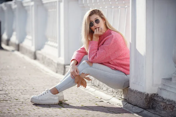 Güz şehrinde yürüyüş yapan güzel bir genç kız.