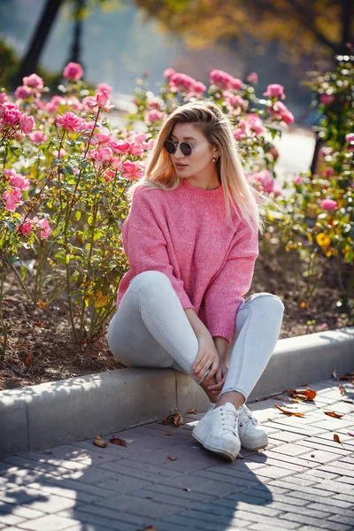 Hermosa joven en un paseo por la ciudad de otoño —  Fotos de Stock