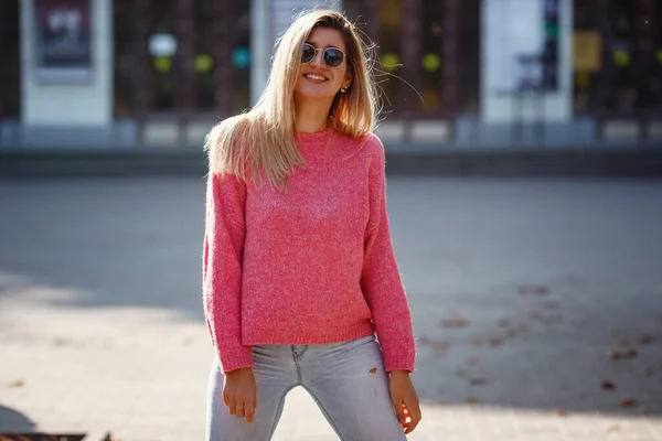 Hermosa joven en un paseo por la ciudad de otoño —  Fotos de Stock