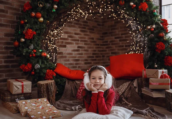 Beautiful little girl in red pajamas in the room on a Christmas morning — ストック写真