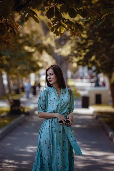 Modeporträt einer jungen stilvollen Frau, die auf der Straße geht — Stockfoto