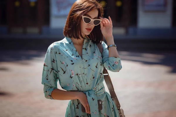 Retrato de moda de una mujer joven y elegante caminando por la calle —  Fotos de Stock