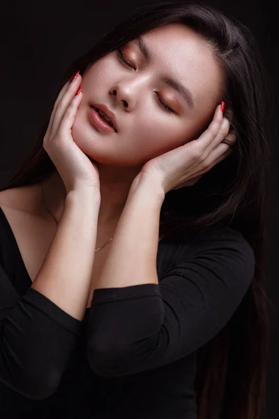 Portrait of beautiful asian woman with a black healthy hair — Stok Foto