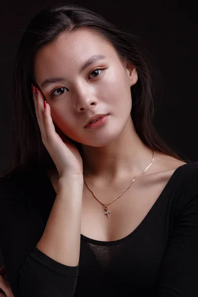 Retrato de hermosa mujer asiática con un pelo negro sano —  Fotos de Stock