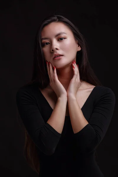 Retrato de hermosa mujer asiática con un pelo negro sano — Foto de Stock