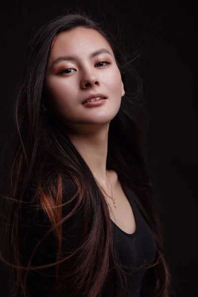 Portré gyönyörű ázsiai nő, fekete egészséges haj — Stock Fotó