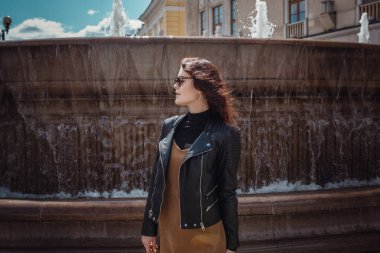 Moskova'da sokakta genç kız