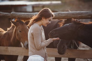 Kırsalda dinlenen Boho kadını, basit bir köy hayatı..