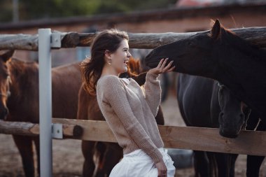 Kırsalda dinlenen Boho kadını, basit bir köy hayatı..