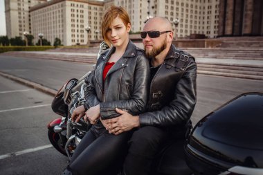 Moskova 'ya karşı motosikletli güzel bir çift.