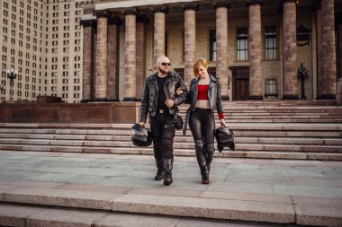 Moskova 'ya karşı motosikletli güzel bir çift.