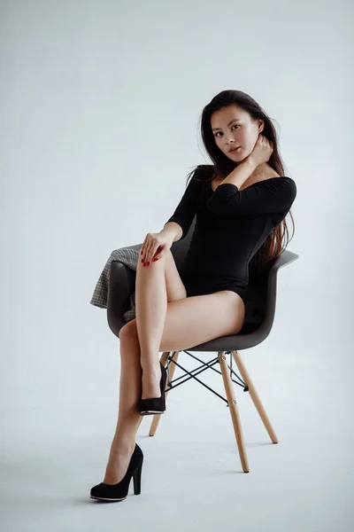 Portret van gemengd ras aziatische blank vrouw in studio. — Stockfoto