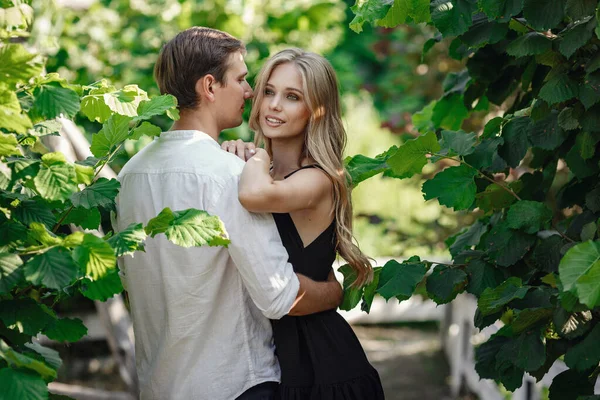Jovem casal bonito no jardim de verão goza de tranquilidade e relaxamento — Fotografia de Stock