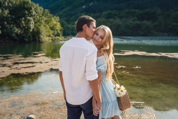 Verliebte genießen einander im Abendsee. — Stockfoto