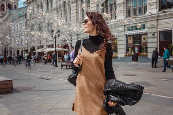 Chica joven en la calle en Moscú — Foto de Stock