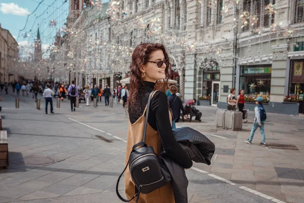 Ung flicka på gatan i Moskva — Stockfoto