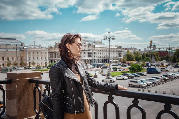 Chica joven en la calle en Moscú — Foto de Stock