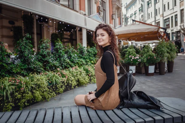 Chica joven en la calle en Moscú —  Fotos de Stock