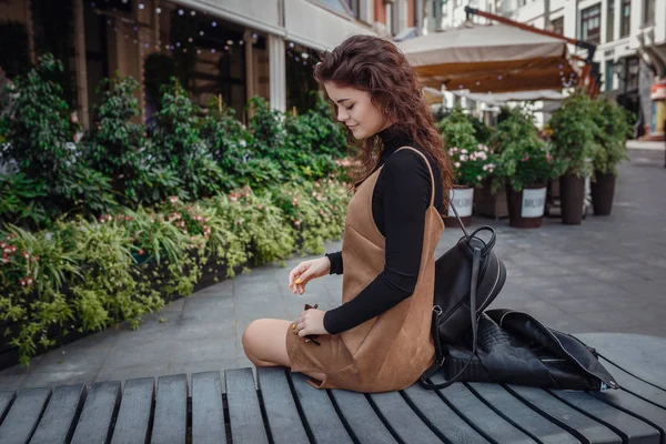 Chica joven en la calle en Moscú —  Fotos de Stock