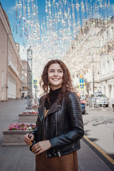 Ung flicka på gatan i Moskva — Stockfoto