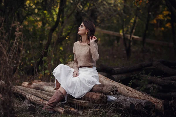 Mädchen ruht sich im Dorf aus, Porträt einer Frau im rustikalen Stil. — Stockfoto