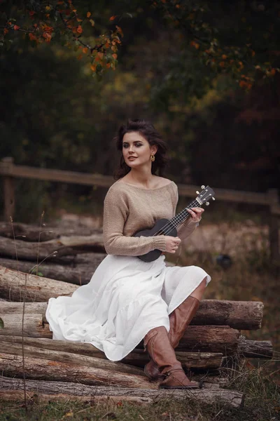 Mädchen ruht sich im Dorf aus, Porträt einer Frau im rustikalen Stil — Stockfoto