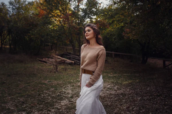 Girl resting in the village, portrait of a woman in rustic style. — ストック写真