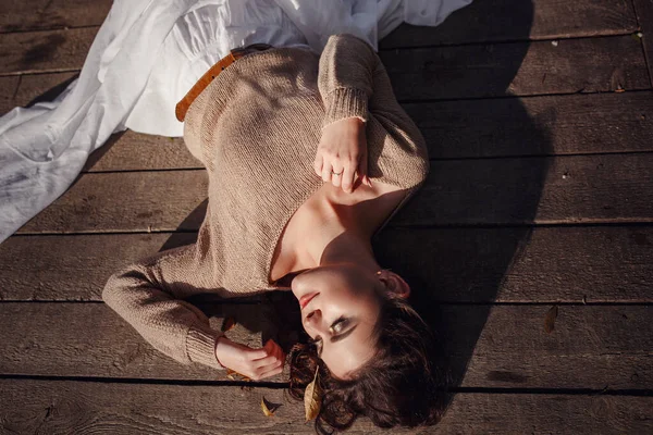 Meisje rustend in het dorp, portret van een vrouw in rustieke stijl. — Stockfoto