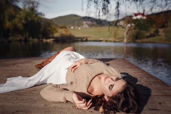 Mädchen ruht sich im Dorf aus, Porträt einer Frau im rustikalen Stil. — Stockfoto