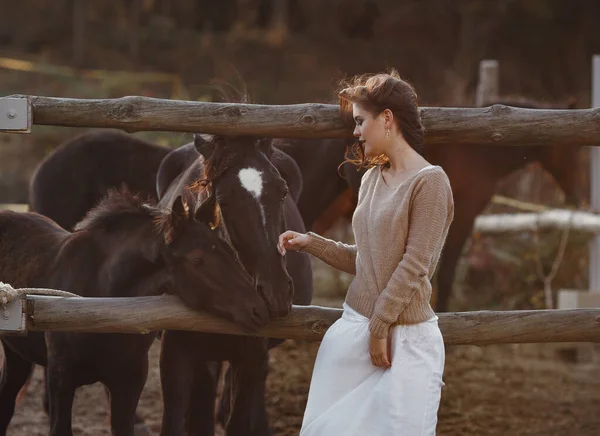 Boho woman relaxing in countryside, simple rustic life. — 스톡 사진