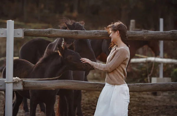 Femme Boho se détendre dans la campagne, la vie rustique simple . — Photo