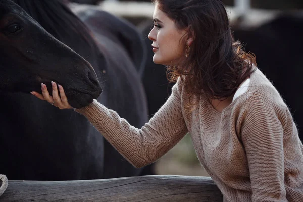 Femme Boho se détendre dans la campagne, la vie rustique simple . — Photo