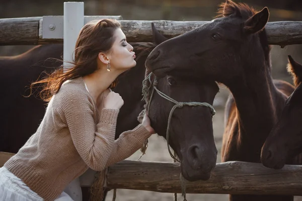 Femme Boho se détendre dans la campagne, la vie rustique simple . — Photo