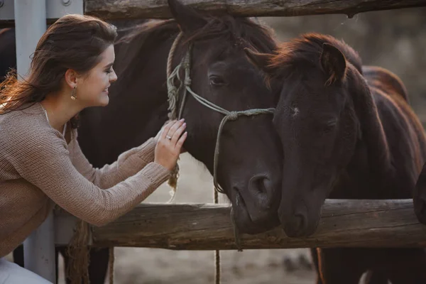 Kırsalda dinlenen Boho kadını, basit bir köy hayatı..