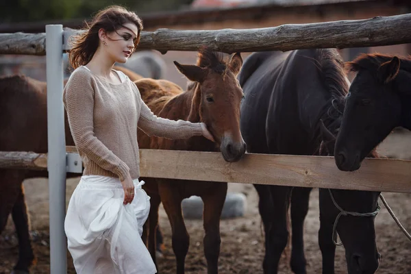 Femme Boho se détendre dans la campagne, la vie rustique simple . — Photo