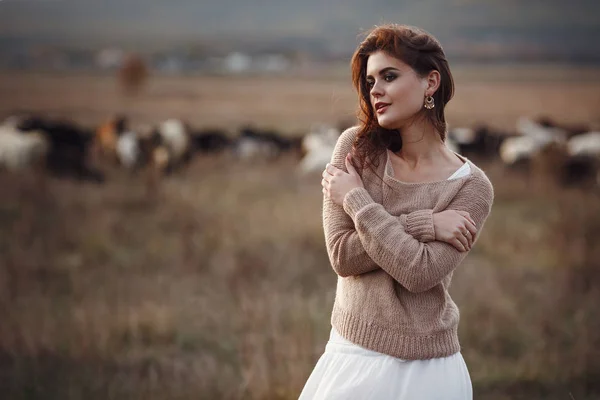 Meisje rustend in het dorp, portret van een vrouw in rustieke stijl. — Stockfoto