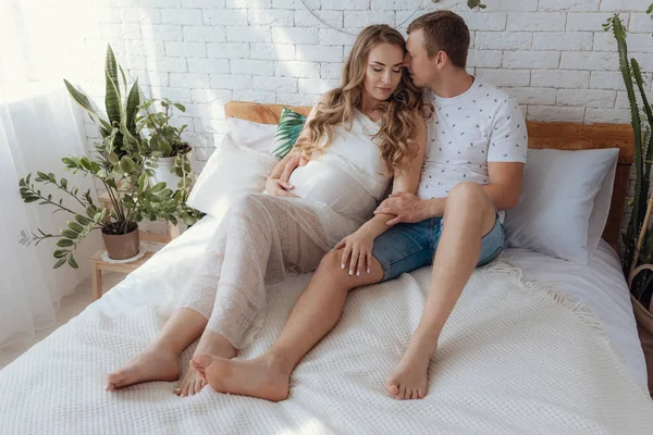 Familia pareja durmiendo juntos en la cama por la mañana . — Foto de Stock