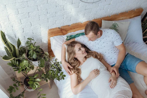 Couple familial dormant ensemble au lit le matin . — Photo