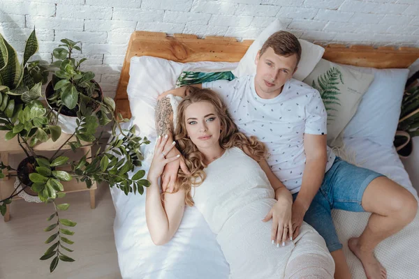 Família casal dormindo juntos na cama pela manhã . — Fotografia de Stock